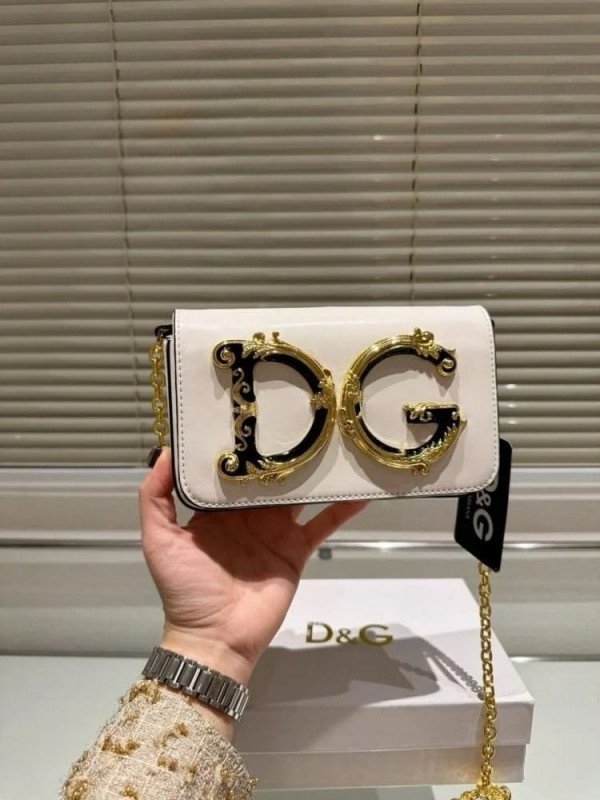 Dolce & Gabbana D&G Nappa Leather Shoulder Bag WIth OG Box &
Dust Bag (White-989)(BSB)