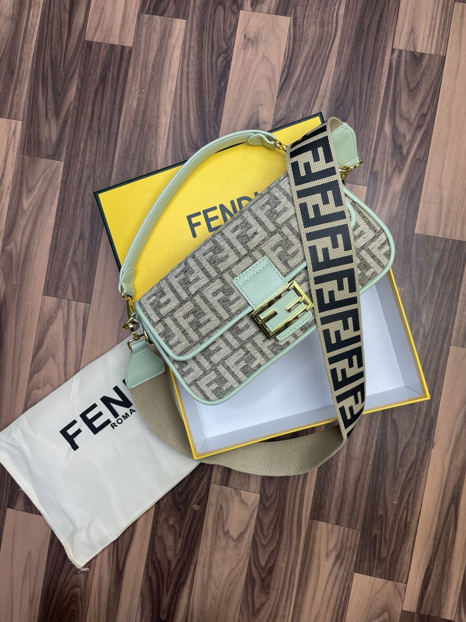Fendi Baguette chain midi with og box 293(BR)