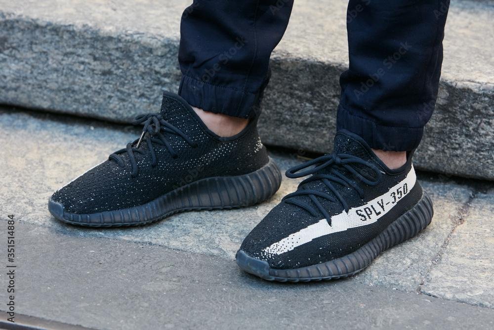 Yeezy 350 V2 Oreo With Full Kit Y02