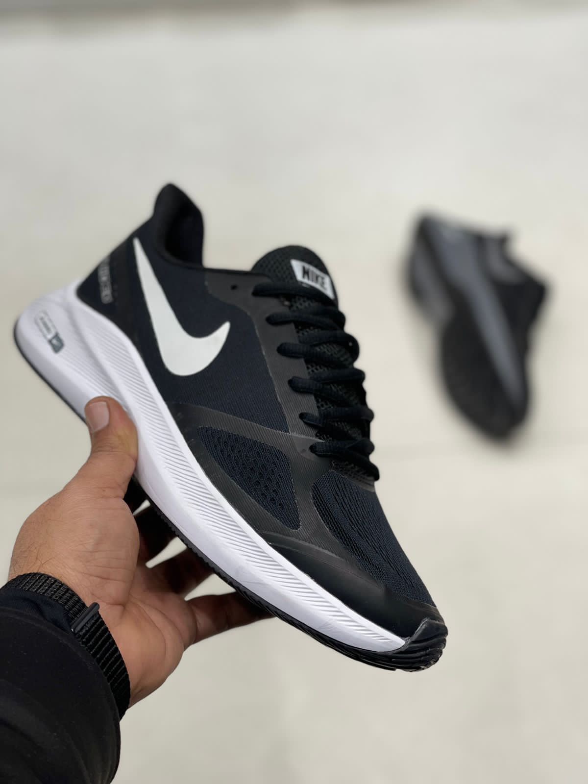 Nik.e Zoom Guid 10 Black White