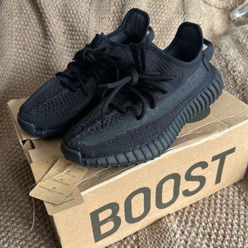 Adiddas yeezy boost 350 V2 Onyx semi ua with Accessories